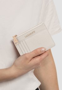 Lichtgrijze leren kaarthouder met een ritscompartiment, vijf kaartsleuven, reliëflogo en accenten van roségoud.