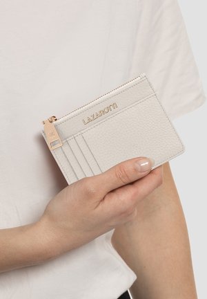 Portafoglio in pelle grigia chiara con compartimento zippato, cinque slot per carte, logo impresso e dettagli in hardware rosa dorato.