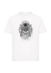 Weißes Baumwoll-T-Shirt mit einem schwarz-grauen Grafikdesign eines Schädels mit Zylinder, gekreuzten Waffen und dem Text "Guns N' Roses."