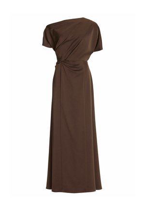 Braunes bodenlanges Kleid mit kurzen Ärmeln und einem gerafften Taillendetail, auf weißem Hintergrund dargestellt.