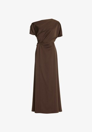 Braunes bodenlanges Kleid mit kurzen Ärmeln und einem gerafften Taillendetail, auf weißem Hintergrund dargestellt.