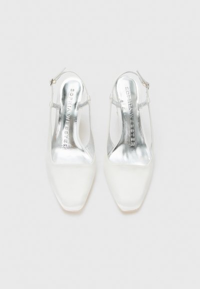 Saboți albe din satin, cu toc slingback, cu vârf pătrat și branturi argintii embosate cu brandingul "Sophia Webster".