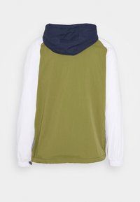Giacca leggera con un design a blocchi di colore verde e bianco, con cappuccio blu navy e polsini elastici. Tessuto liscio, vestibilità casual.
