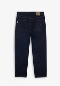 Jeans de mezclilla azul oscuro con corte recto, que cuentan con dos bolsillos traseros y una etiqueta de marca de cuero en la cintura. Tejido texturizado.