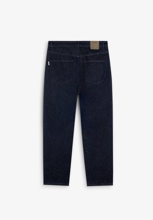 Dunkelblaue Jeans aus Denim mit geradem Schnitt, ausgestattet mit zwei Gesäßtaschen und einem Leder-Label-Patch am Bund. Strukturierter Stoff.