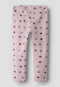 Jasnoróżowe legginsy dziecięce z nadrukiem w ciemnofioletowe i błyszczące niebieskie serca na całej powierzchni.