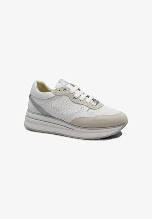 Sneaker bianca e grigio chiaro con lati in mesh strutturato, punta in camoscio, suola imbottita e lacci bianchi su sfondo bianco.