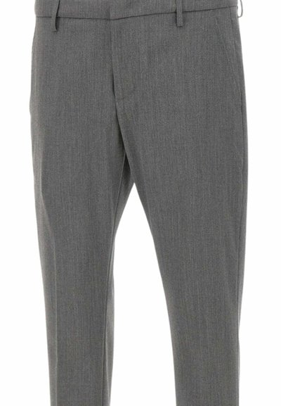 Pantalones de vestir grises en una tela ligera, con un acabado texturizado, frente plano, bolsillos laterales y un ajuste entallado.