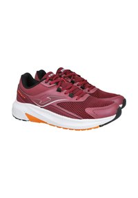 Zapatillas deportivas color granate con parte superior de malla, acentos negros y entresuela blanca. Presenta detalles en naranja en la suela y cordones de color contrastante.