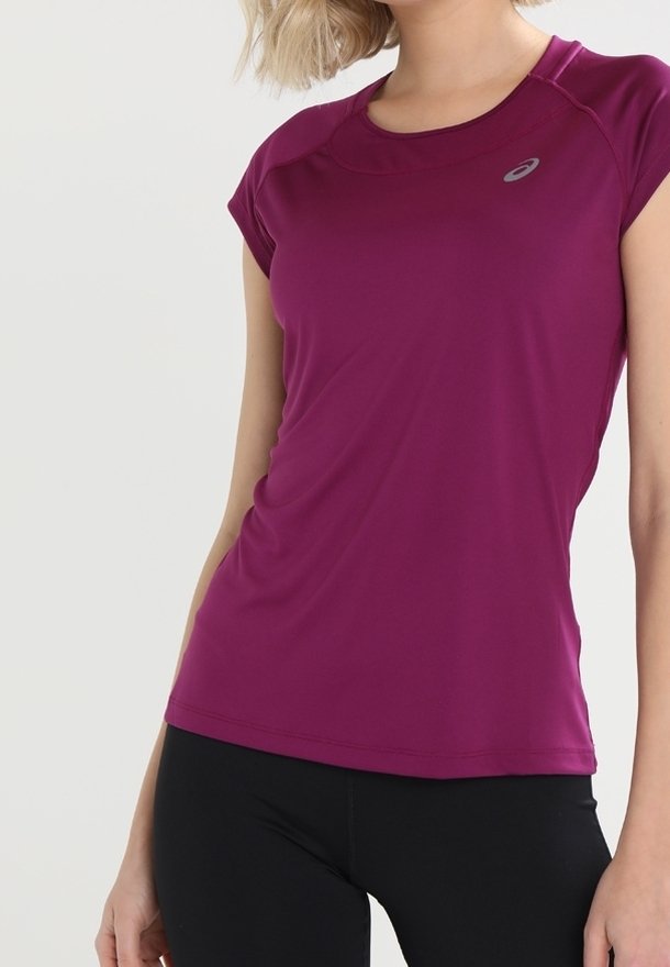 Lila tränings t-shirt med korta ärmar, lättviktig, slät textur, med rund halsringning och en liten logotyp på bröstet.