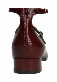 Scarpe con tacco in pelle verniciata bordeaux, dotate di una cinghia alla caviglia. Presentano una finitura liscia e un tacco a blocco robusto con superficie testurizzata.