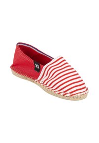 Espadrille rouge avec des rayures blanches horizontales. Tige en toile et semelle en jute tressé. Bout arrondi et côtés élastiqués pour un enfilage facile.