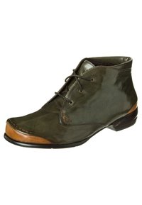 Stivaletti in pelle verde con punta in pelle marrone. Presentano lacci, un tacco basso e decorazioni con cuciture lungo il bordo della scarpa.
