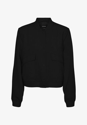 Melnā īsā jaka ar apaļu apkakli, priekšējo pogu aizdari un divām kabatām ar atloku. Izgatavota no gludas auduma ar ribotām piedurknēm un apakšmalu.