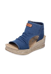 Sandały na koturnie z dżinsu mają otwarty przód, marszczoną niebieską część górną, beżową podeszwę przypominającą korek oraz brązową skórzaną etykietę akcentową.