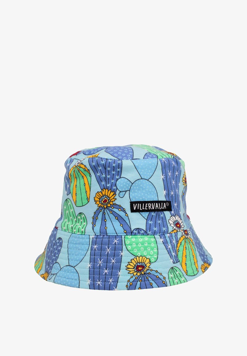 Kapelusz typu bucket w jasnoniebieskim materiale, ozdobiony kolorowymi wzorami kaktusów i kwiatów, z czarną naszywką "VILLERVALLA" z boku.
