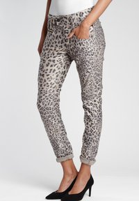 Pantalon fuselé à imprimé léopard en beige et gris, doté de deux poches avant, d'un revers sur les ourlets et d'une fermeture éclair avec bouton.