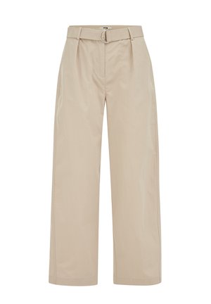 Pantaloni beige a gamba larga con pieghe, tasche laterali, cintura coordinata con fibbia ad anello a D argentata e vita alta.