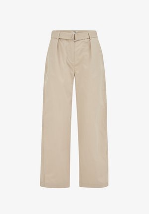 Beżowe spodnie o szerokich nogawkach z plisami, bocznymi kieszeniami, pasem w tym samym kolorze z srebrną klamrą w kształcie litery D oraz wysokim stanem.