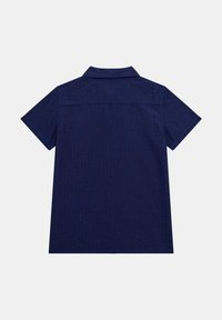 Marineblauwe shirt met korte mouwen, een klassieke kraag, textielstructuur en een achterste naad op de schouder, wat zorgt voor een gestructureerde pasvorm.