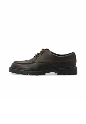 Chaussure décontractée pour homme en cuir marron foncé avec fermeture à lacets, coutures renforcées et épaisse semelle en caoutchouc noire.