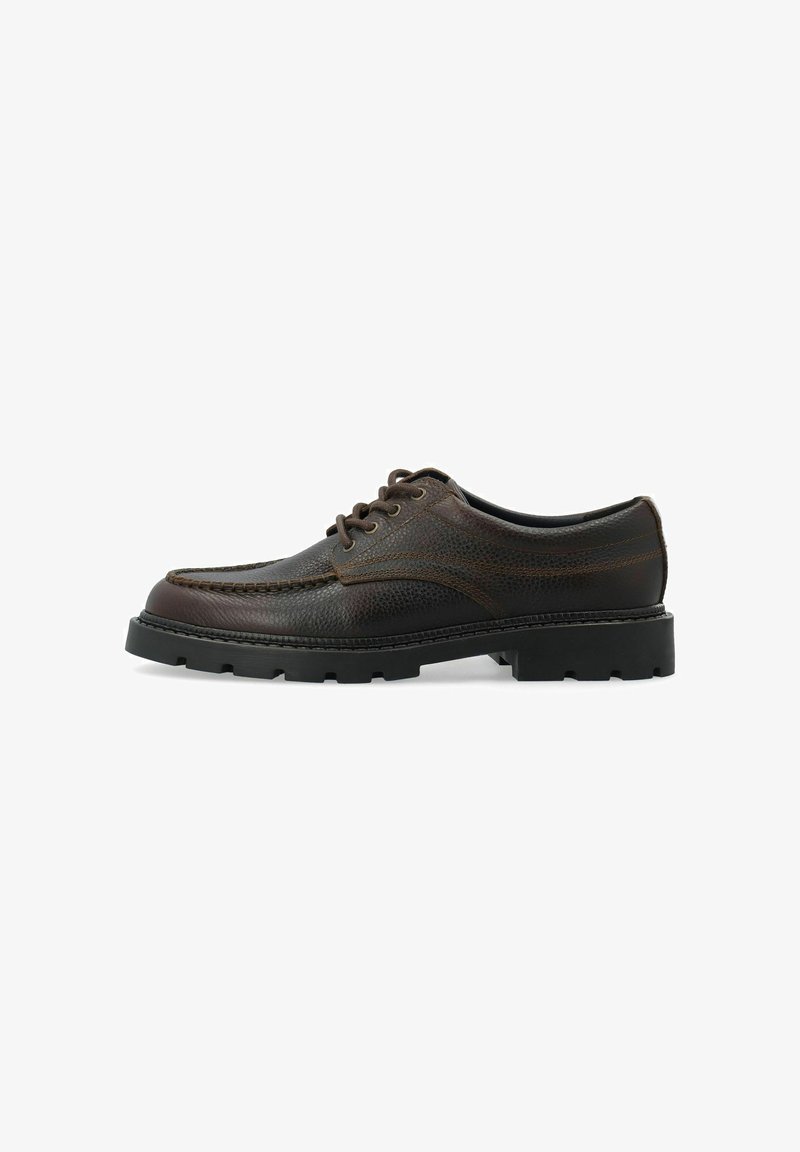 Chaussure décontractée pour homme en cuir marron foncé avec fermeture à lacets, coutures renforcées et épaisse semelle en caoutchouc noire.