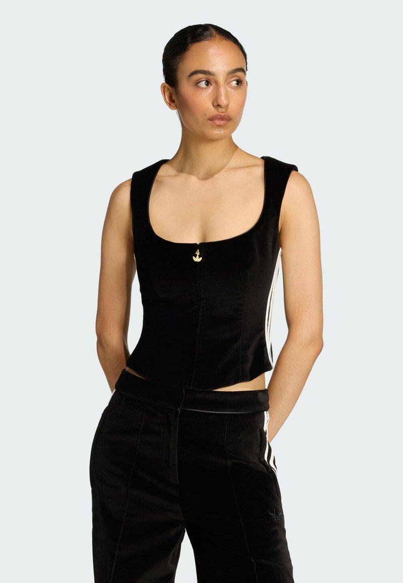 Zwarte fluwelen cropped tanktop met een vierkante halslijn, voorzien van een gouden ankerdetail in het midden en verticale witte zijstrepen.