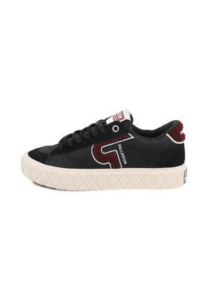 Zwarte lage sneaker met witte gestructureerde zool, bordeauxrood en wit logo aan de zijkant, zwarte veters en een gevoerde kraag.