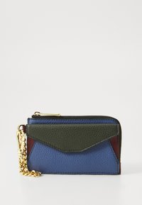 Portefeuille en cuir de forme rectangulaire, présentant des panneaux bleus, verts et bordeaux. Chaîne dorée attachée, surface texturée et fermeture éclair.