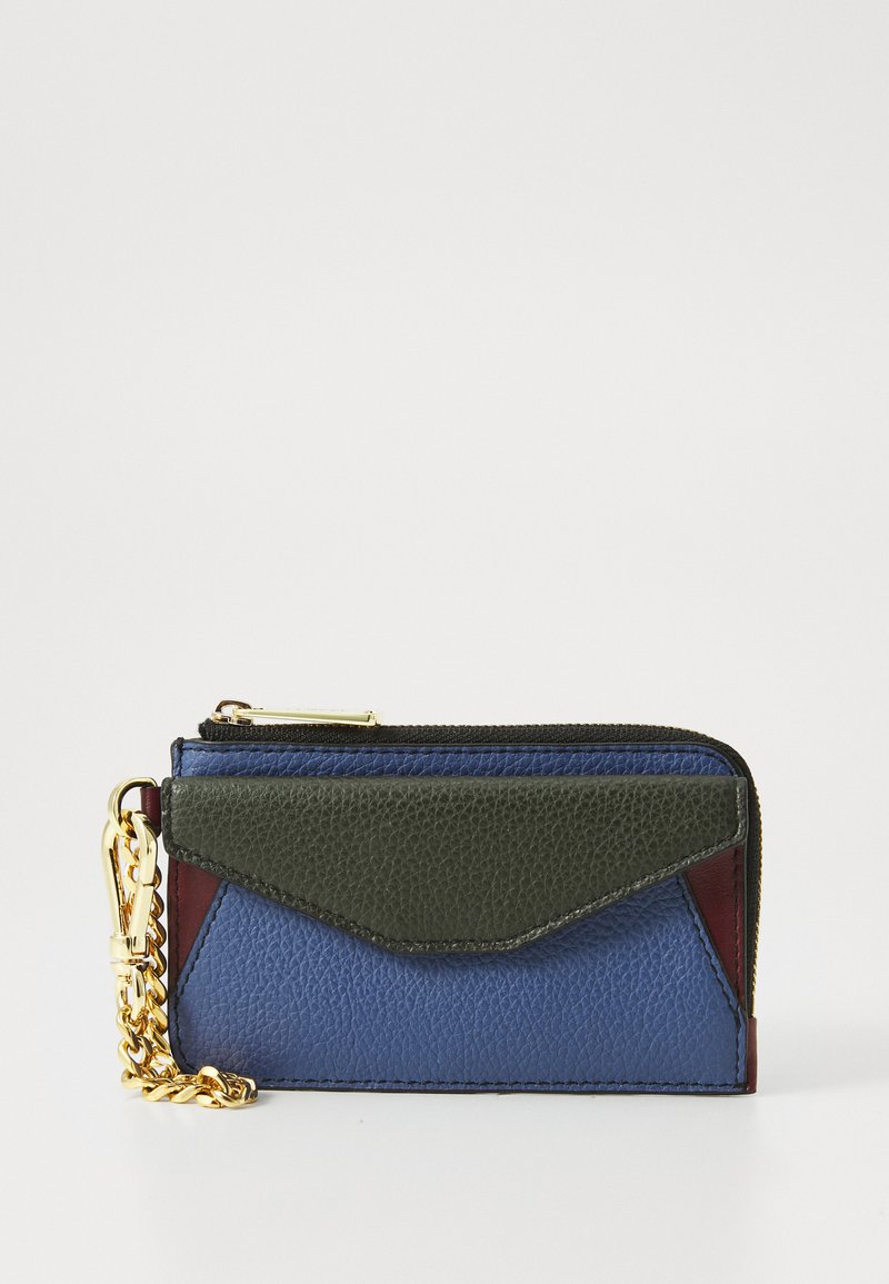 Portefeuille en cuir de forme rectangulaire, présentant des panneaux bleus, verts et bordeaux. Chaîne dorée attachée, surface texturée et fermeture éclair.