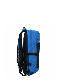 Sac à dos bleu et noir de forme rectangulaire, en tissu nylon texturé, avec des bretelles réglables et une poche latérale en mesh. Compartiments zippés visibles.