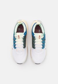 Nike Performance ZOOMX ZEGAMA 2 - Trail hardloopschoenen - white/black/bicoastal/court blue/university gold