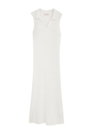 Mouwloze witte geribbelde jurk van gebreide stof met diepe V-hals en kraag, tot halverwege de kuit.
