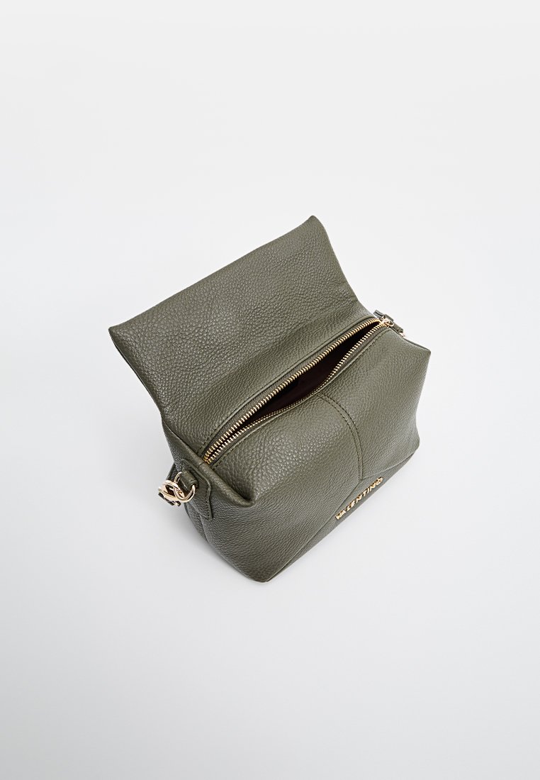 Sac en cuir vert avec une surface texturée. Il dispose d'une fermeture éclair dorée et d'un rabat supérieur. Forme rectangulaire compacte, avec un intérieur marron.