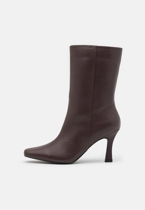 Classic ankle boots - brown