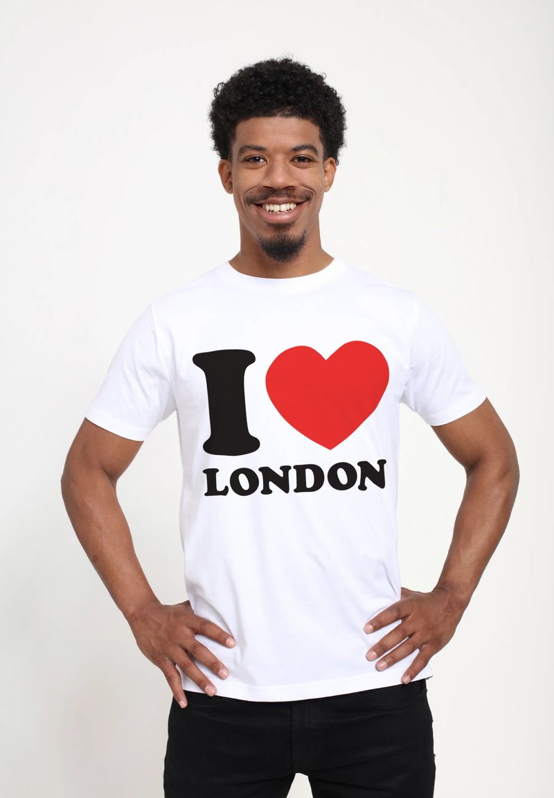 Bílý bavlněný tričko s černým nápisem "I" a "LONDON" a červeným srdíčkem mezi nimi, krátké rukávy a klasický střih.
