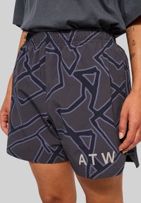 Tmavohnedé šortky so geometrickým vzorom v svetlejšej šedej farbe, s elastickým pásom a textom "ATW" na dolnej ľavej strane.