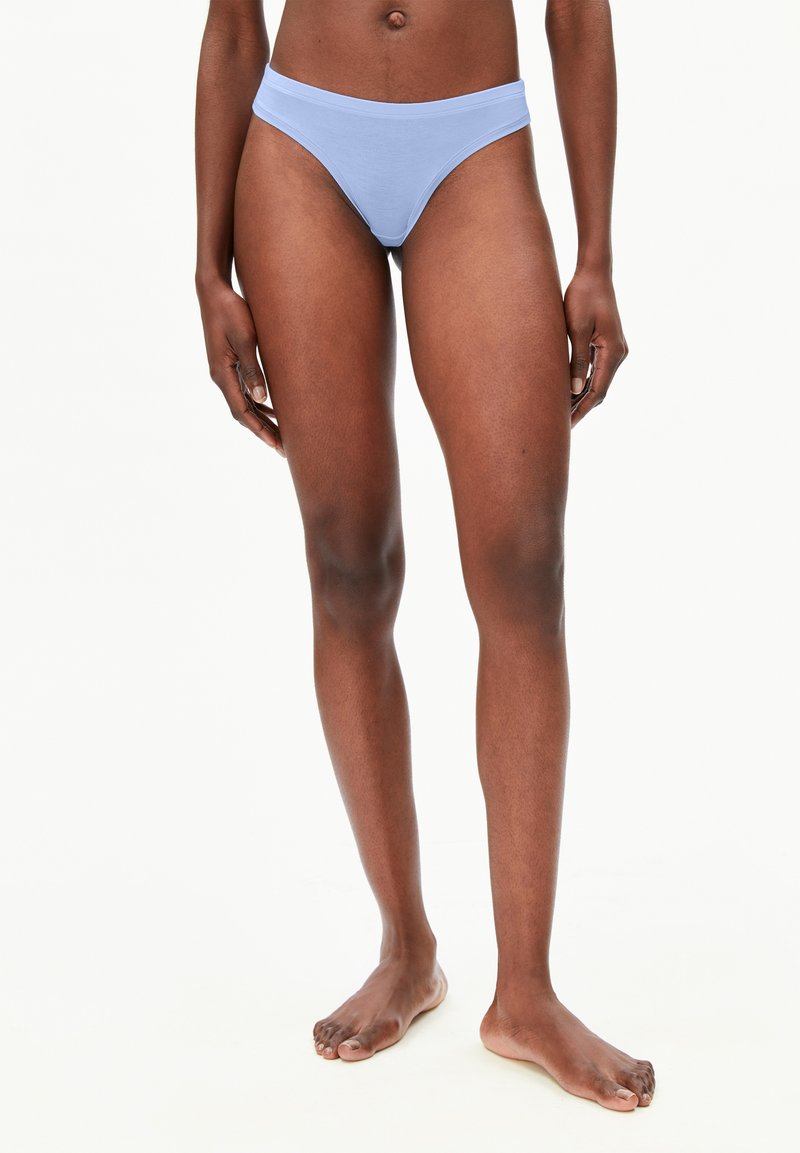 Lichtblauwe katoenen bikini slips met een gladde textuur, voorzien van een brede tailleband en een ontwerp met minimale bedekking.