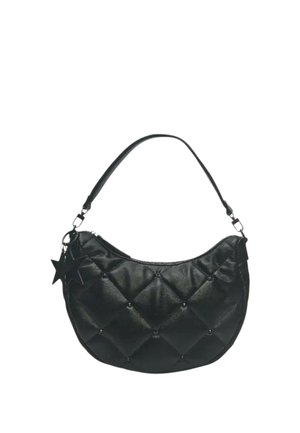 Borsa nera trapuntata a mezzaluna con tracolla singola e due ciondoli a forma di stella attaccati su un lato.