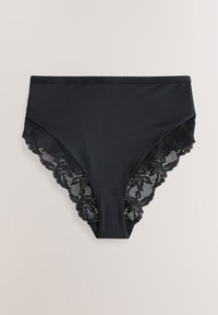 Culotte noire taille haute pour femme avec une bordure en dentelle florale aux ouvertures des jambes sur fond uni.