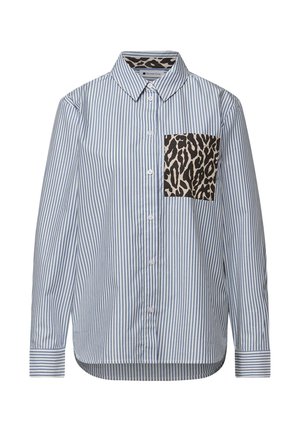 Niebiesko-biała koszula w paski z długim rękawem z kieszenią w panterkę. Posiada klasyczny kołnierzyk i zapięcie na guziki z przodu. Miękka tkanina.