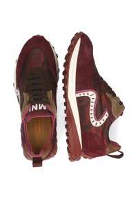 Braune und burgunderfarbene Sneakers mit Camouflage-Akzenten, aus Wildleder und Mesh-Material, runde Zehenform, flache Gummisohle und dekorativer Naht.