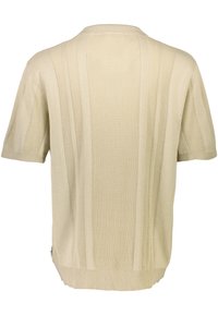 Kortärmad beige stickad skjorta med vertikal ribbad struktur, en klassisk krage och rak skärning med sidoklyftor vid fållen.