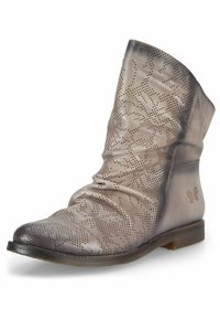 Botín de cuero hasta el tobillo en un gris degradado con patrón floral perforado, diseño holgado, punta redondeada y suela plana. Logo de mariposa en el talón.