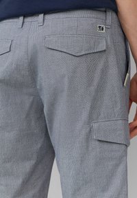 Pantaloni cargo a righe grigie con due tasche posteriori e una tasca laterale, dotati di un piccolo logo e con design a gamba dritta.