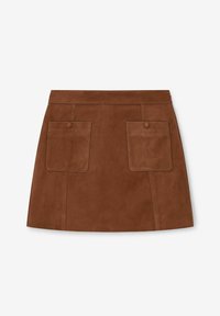 Bruine suède rok met een getailleerd ontwerp, voorzien van twee grote zijzakken, een gladde textuur en zichtbare stiksels.