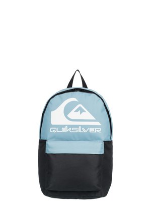 Jasnoniebieski i czarny plecak z przednią kieszenią, z dużym białym logo i zaokrąglonym wierzchołkiem. Wykonany z trwałego materiału z solidnym uchwytem.