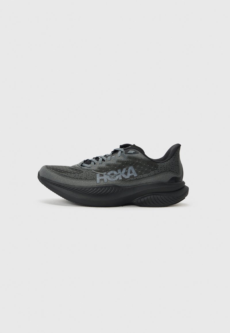 Grijze sportschoen met een mesh bovenwerk, HOKA-logo aan de zijkant, gevoerde zool en een ronde neus voor verbeterd comfort en ondersteuning.