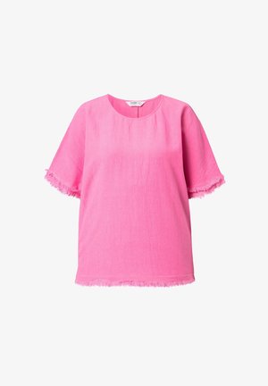 Helle pinke Bluse mit kurzen Ärmeln, rundem Ausschnitt und ausgefransten Kanten an Ärmeln und Saum, auf weißem Hintergrund präsentiert.