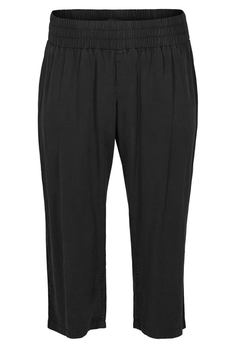 Svarta korta byxor med elastisk midja, med en slät yta och veck, designade för komfort och enkel rörelse.